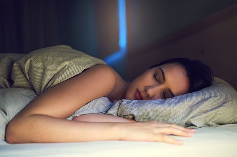 Read more about the article 3 Health Benefits for Using Your AC While Sleeping